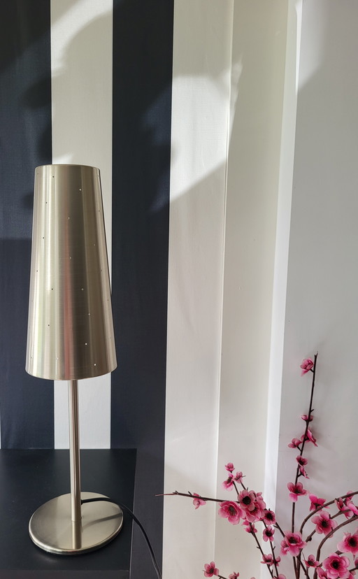 Lámpara de mesa Tallvik de Ikea, estilo vintage de los años 90.