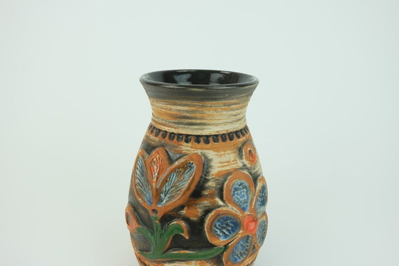 Image 1 of VASO in ceramica anni '60 con decoro floreale in rilievo multicolore modello 94 17