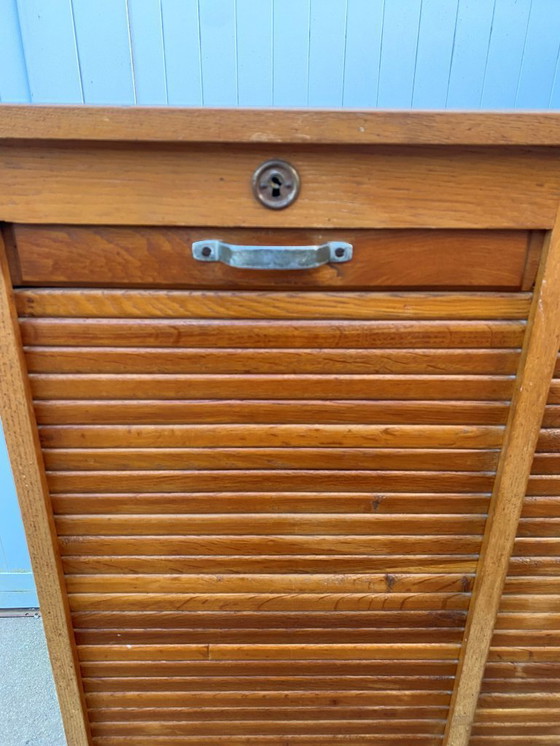Image 1 of Eikenhouten archiefkast met dubbele kolom en gordijn uit de jaren 50