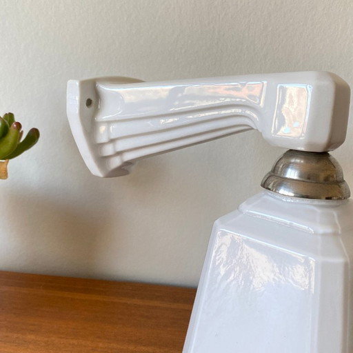 Aplique de pared de cerámica Art Déco con cuello de cisne y cristal opalino