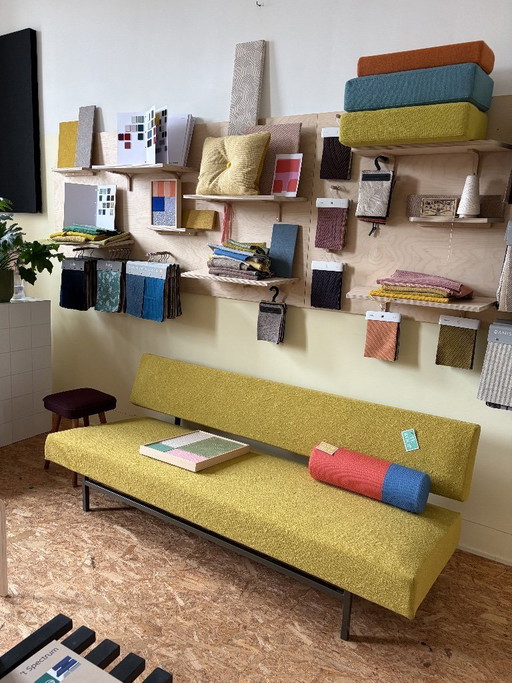 Sofá cama Gelderland con estructura cromada y tapicería nueva de tela Kvadrat Rye.