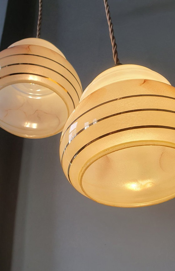 Image 1 of vintage gemarmerde opaline hanglampen met gouden decoratie