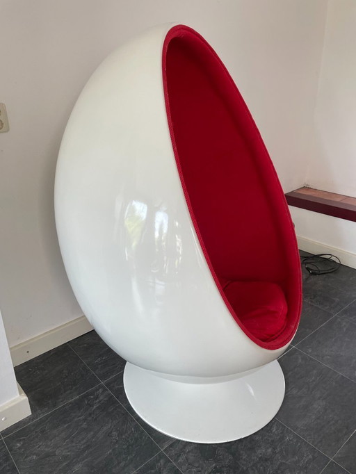 2x Egg chair with design table