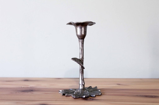 Candelabro de peltre con diseño floral, 1970