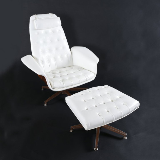 Image 1 of Silla giratoria e inclinable con capitoné blanco estilo George Mulhauser restaurada con otomana