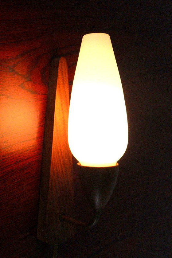 Image 1 of Lampada da parete vintage in teak con paralume in vetro smerigliato