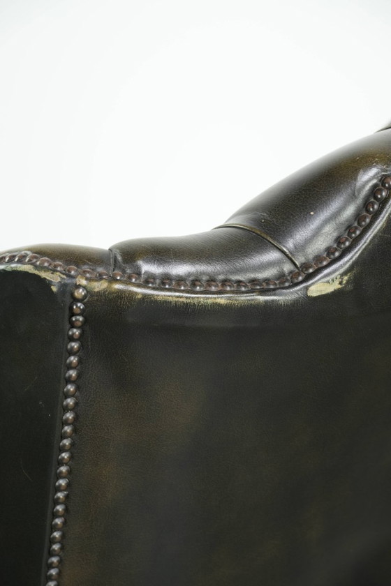 Stoere vintage rundleren chesterfield oorfauteuil in een tijdloze groene kleur – Leather (photo 13 of 13)