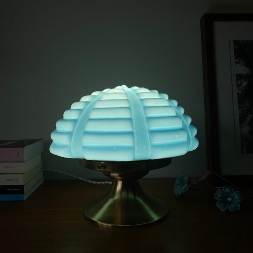 Lámpara modernista Art Déco vintage en vidrio opalino azul y latón