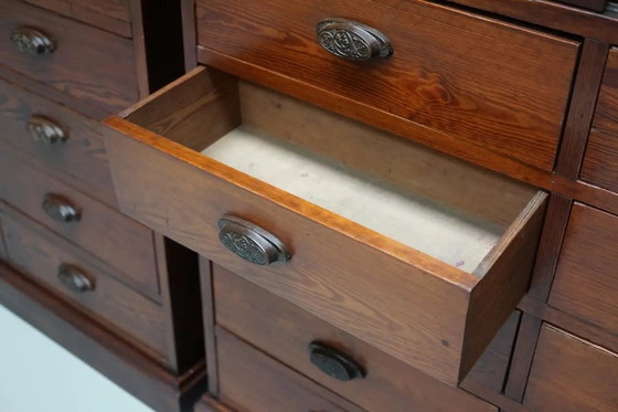 Image 1 of Grand meuble d'apothicaire/vitrine ancien belge en pin pitchpin, vers 1900