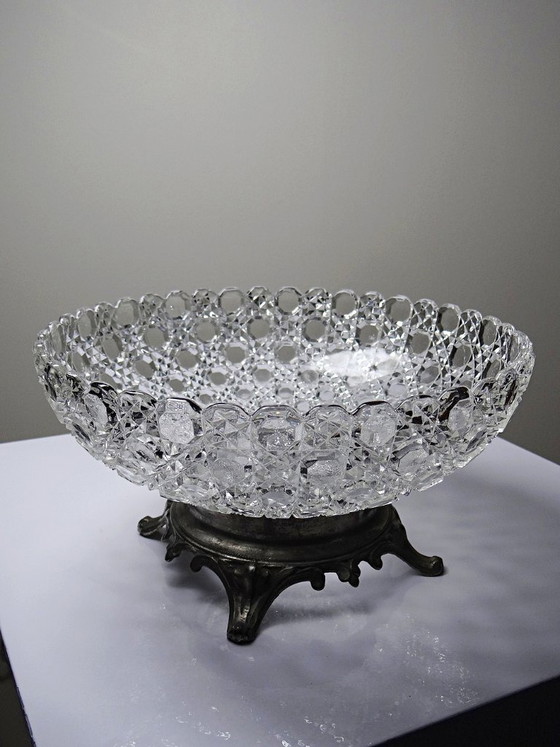 Image 1 of Bol antiguo de vidrio prensado con puntas de diamante, circa 1920-1950, sobre una base de peltre.