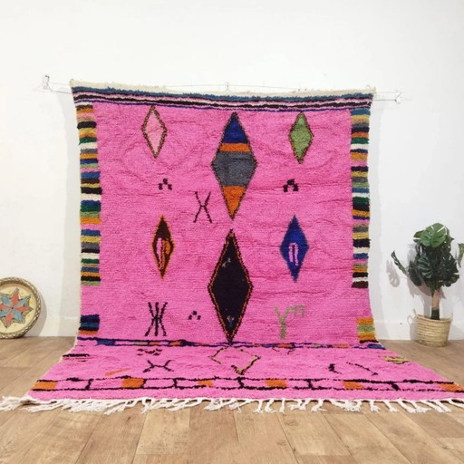 Wollen Azilal-kleed in felroze – kleurrijke Berbermotieven handgeweven (290×195 cm)
