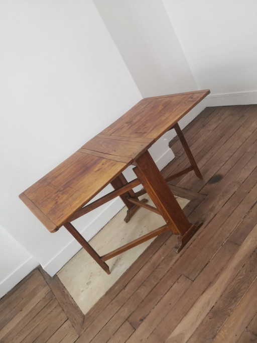 Folding table
