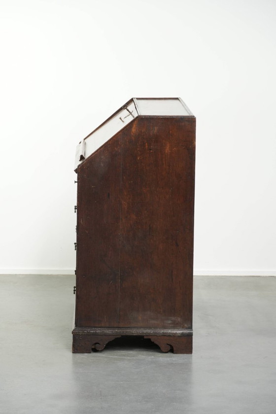 Image 1 of Prachtig antieke Engelse eikenhouten secretaire uit begin 18e eeuw met een mooi, sierlijk en elegant gebogen interieur