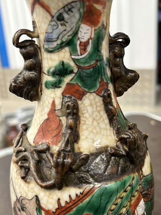 Image 1 of Porseleinen vazen met krijtwitte glazuur en krijgsscènes in Nanking-stijl gemaakt rond 1880-1900