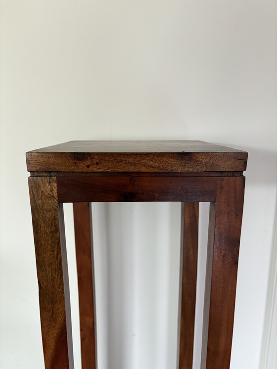 Image 1 of Hoge bijzettafel/zuilplank gemaakt van oud teakhout - Indonesië