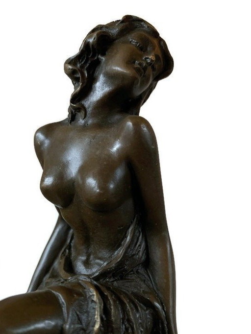 Statue en bronze Femme demi-nue sur tabouret