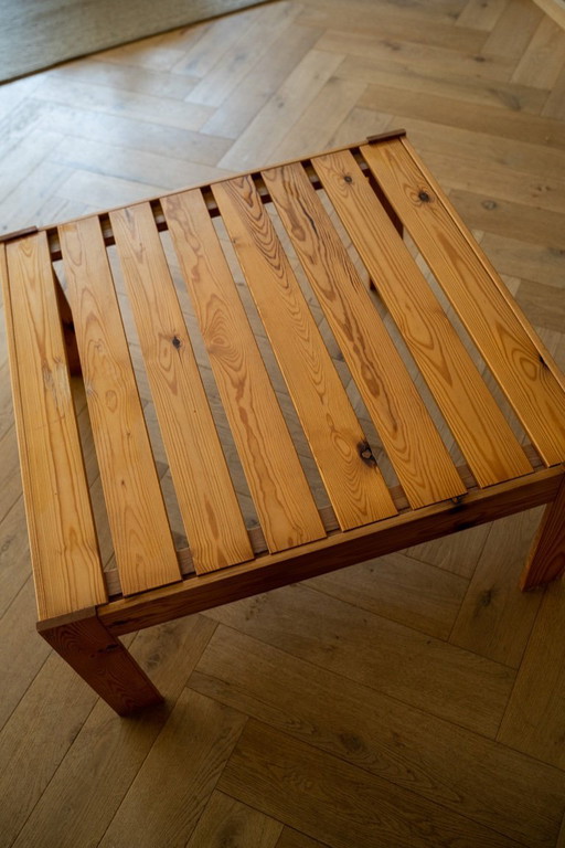 Mesa de centro vintage de pino de los años 70.