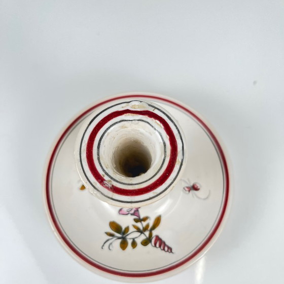 Image 1 of Handbeschilderde keramische kaarsenhouder met bloemenmotief.