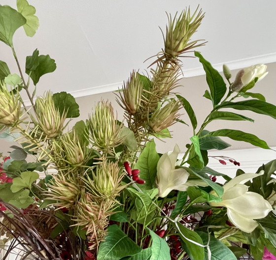 Decoratieve grote vaas met kunstbloemen. – Decoratieve objecten, Plastic (photo 8 of 10)