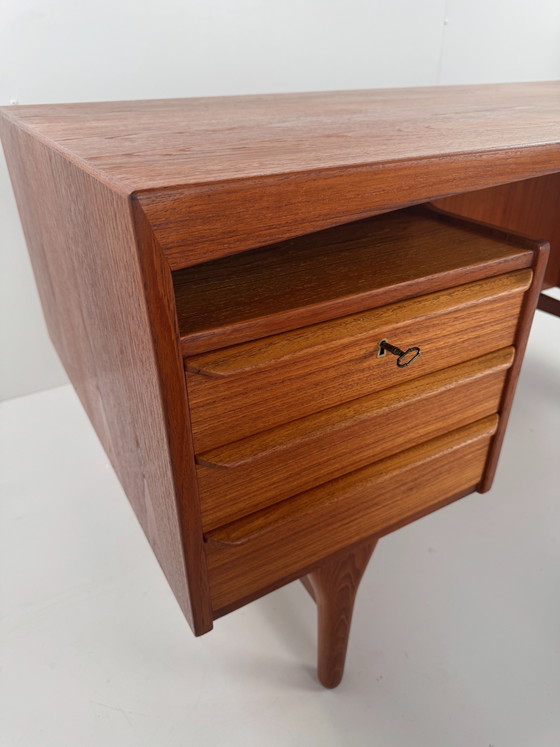 Image 1 of Bureau de direction Valdemar Mortensen – Design sculptural en teck danois, années 1960