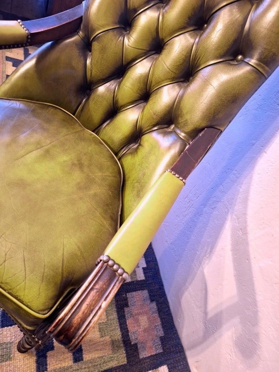 Image 1 of Silla de biblioteca Chesterfield de cuero capitoné verde oliva, década de 1970