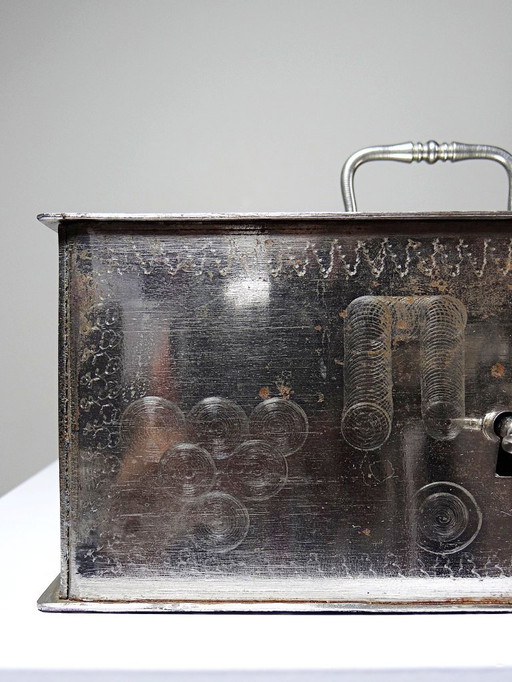 Petit coffre fort portable/caisse ancienne XIXe-XXe métal argenté