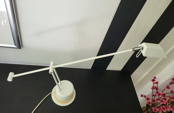 Image 1 of Lampe de table massive en métal blanc, de style post-moderne, datant des années 1980.