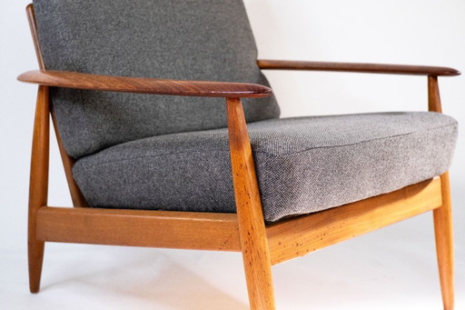 Fauteuil confortable de style mid-century avec revêtement gris