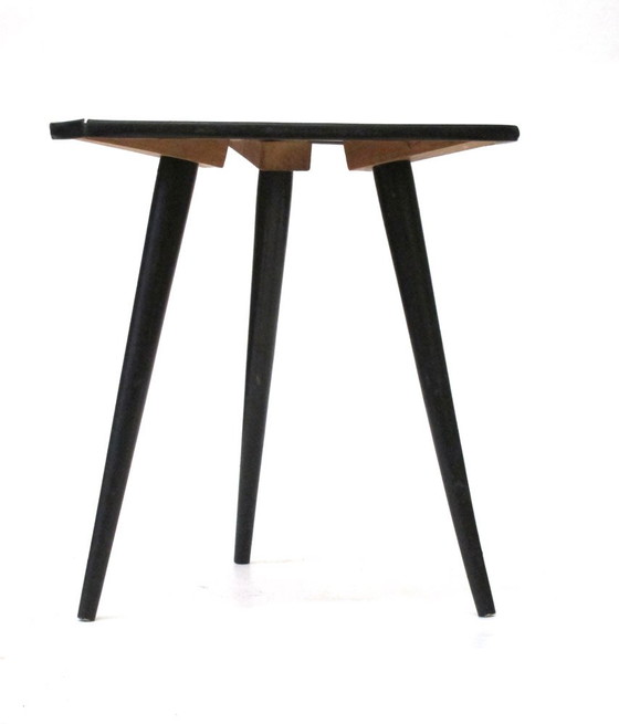 Image 1 of Table d'appoint triangulaire vintage des années 50