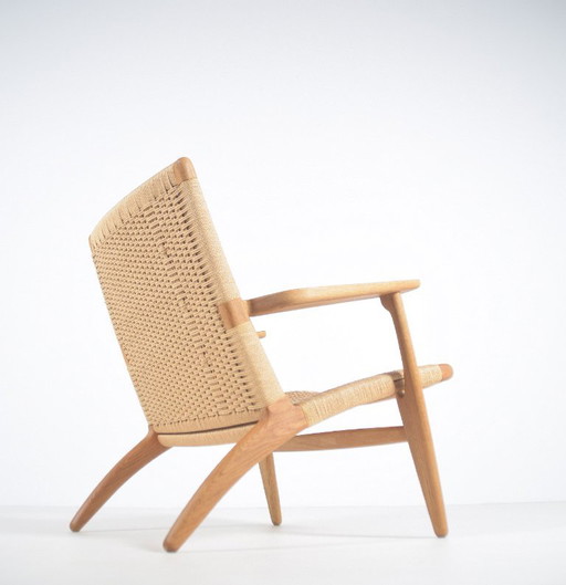 Sillón danés CH25 diseñado por Hans J. Wegner para Carl Hansen & Søn