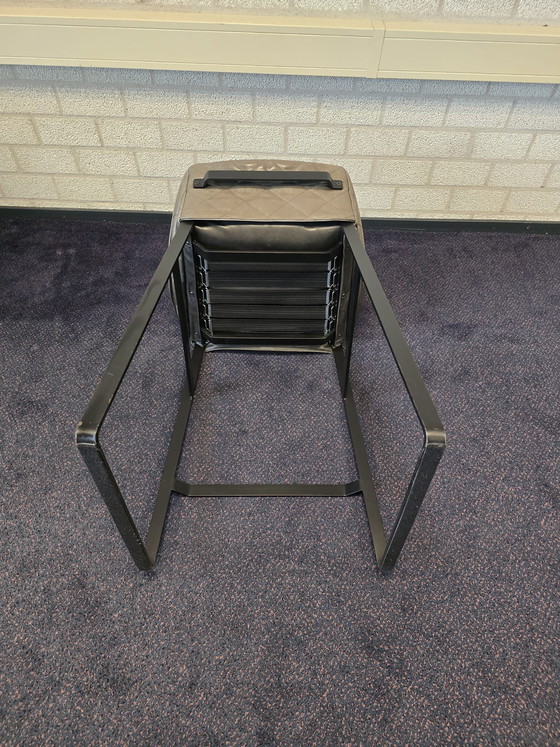 Image 1 of 3 elegantes taburetes de bar para cocina de Piet Boon con base negra antracita.