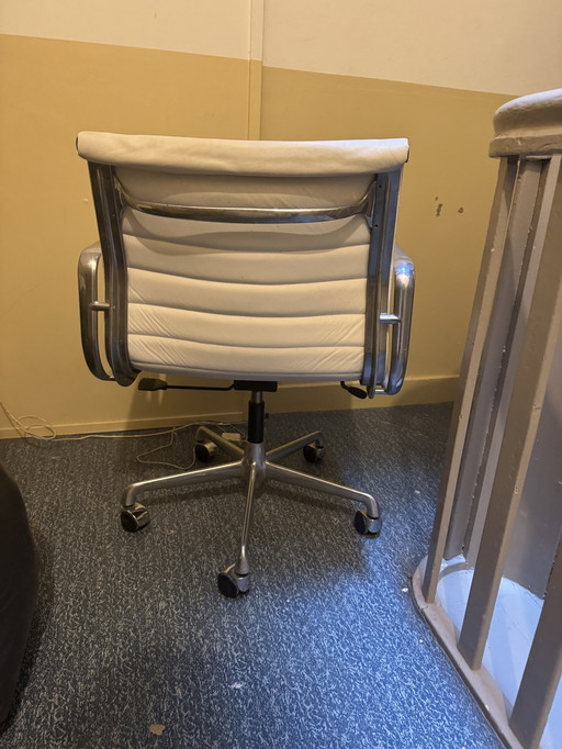 Sedia da ufficio Eames ICF in pelle bianca originale