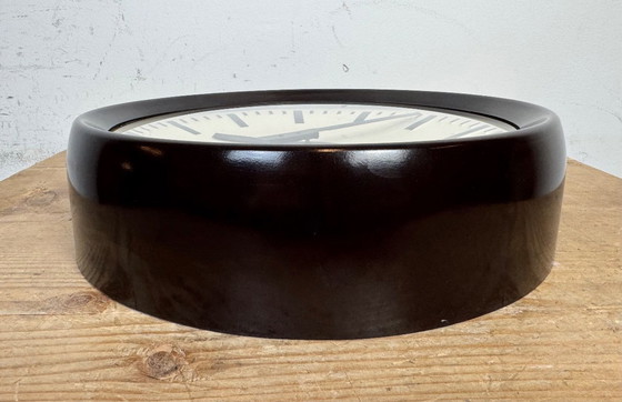 Image 1 of Orologio da parete industriale in bachelite di Pragotron, anni '60