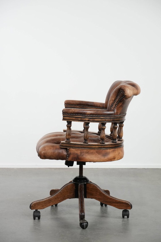 Image 1 of Cognac kleurige rundleren chesterfield bureaustoel/ captains chair in Engelse stijl