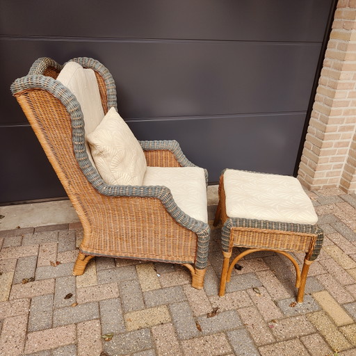 Poltrona lounge e poggiapiedi in rattan in stile French Grange.
