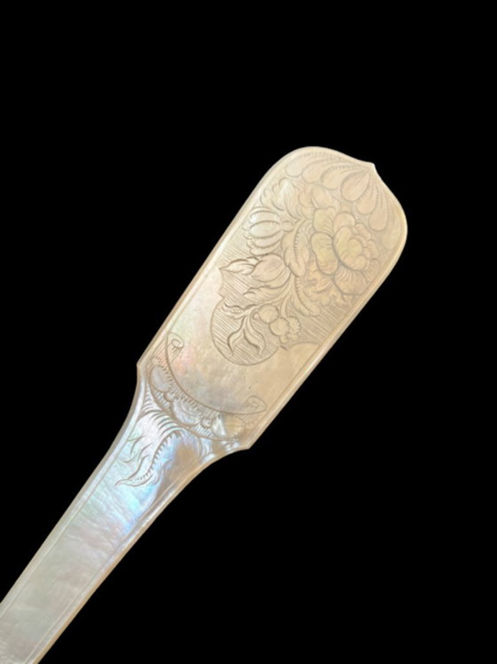 Image 1 of Old mother-of-pearl cutting board and cake/fish knife