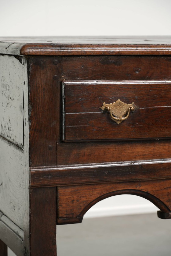 Mooie En Sierlijke Engelse Dresser Uit Begin 18e Eeuw Gemaakt Van Eikenhout Met Prachtige Details En Een (photo 10 of 11)