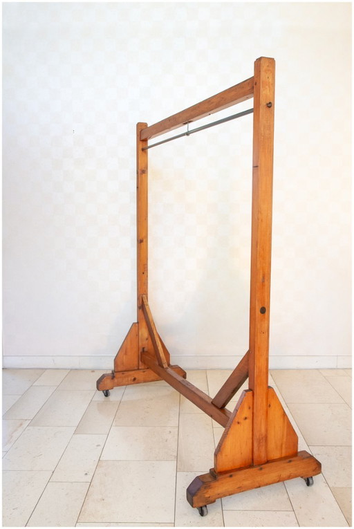 Alter Kleiderständer aus massivem Holz mit Holzdübeln.