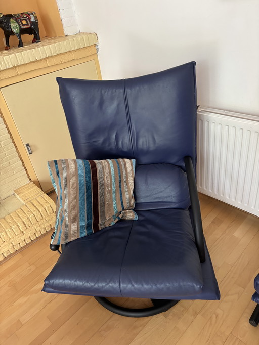 Chaise en cuir bleu avec pouf
