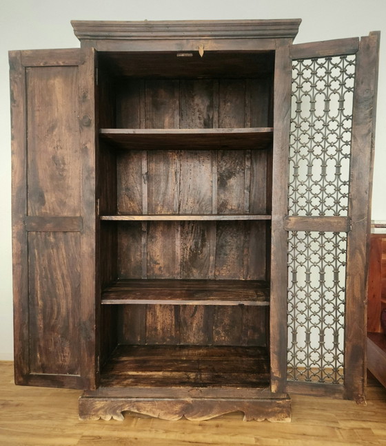 Massiver Kolonialer Antiker Holzschrank Mit Geschnitzten Türen Und Eisengitter Handgeschmiedet, Unikat, Bali (photo 5 of 15)