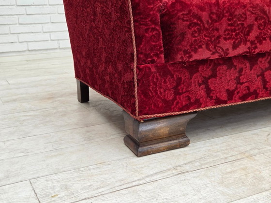 Image 1 of Deense driezitsbank uit de jaren 50, bekleed met velours en eikenhout.