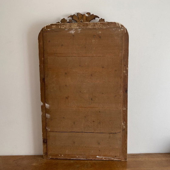 Image 1 of Vergulde spiegel uit de late 19e eeuw met gedecoreerd fronton. 130x74 cm.