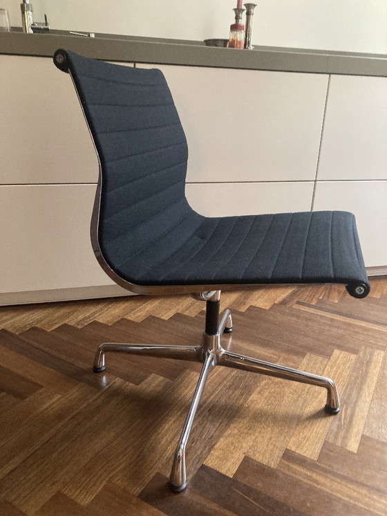 Image 1 of EA106 Vitra Eames hopsak