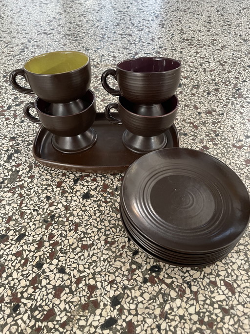 Ensemble de quatre tasses et soucoupes à café en faïence des années 1960 et plat de service