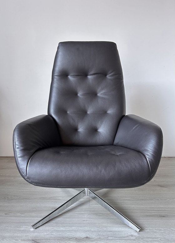 Image 1 of Sillón de diseño Montel con otomana.