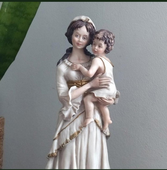 Image 1 of Estatua de la madre y el niño