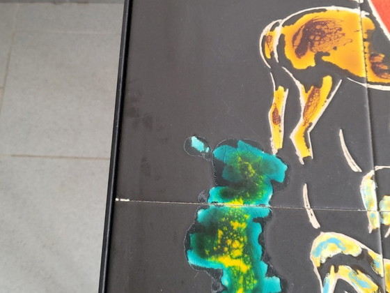 Image 1 of Vintage salontafel/bijzettafel uit de jaren 50 met jachtthema, gemaakt van keramiek en metaal.