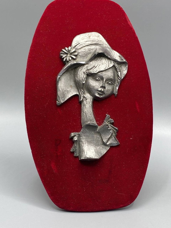 2 Decorative Wall Plaques, Tin Girl Busts on Red Velvet, 1960s-1970s – Decorative Objects (photo 2 of 6)