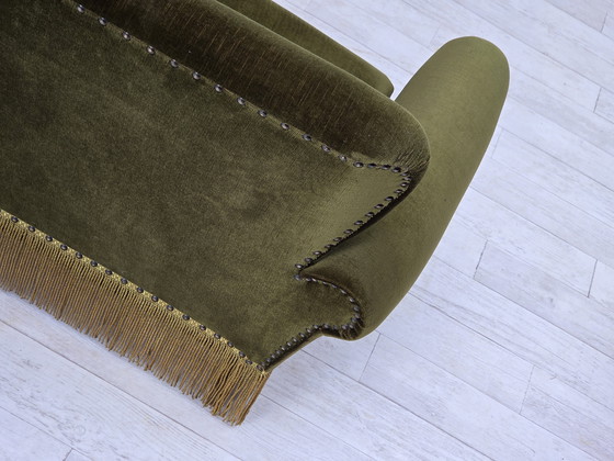 Image 1 of Sofá danés de tres plazas, años 70, terciopelo verde, patas de madera de fresno.