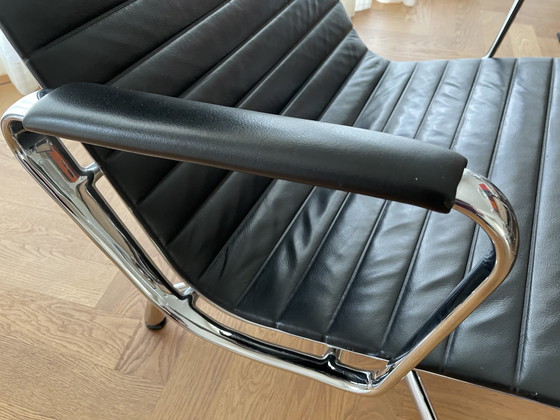 Image 1 of Vitra Eames Ea124 Leather / Chrome